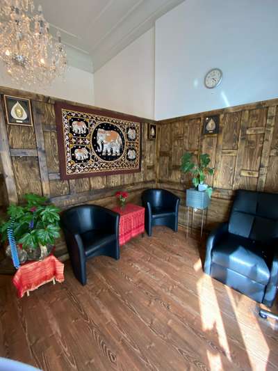 traditionelle und neue Massagetechniken und Wellnessangebote.
