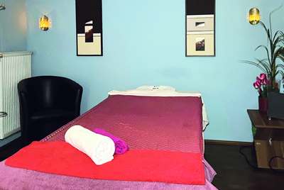 traditionelle und neue Massagetechniken und Wellnessangebote.